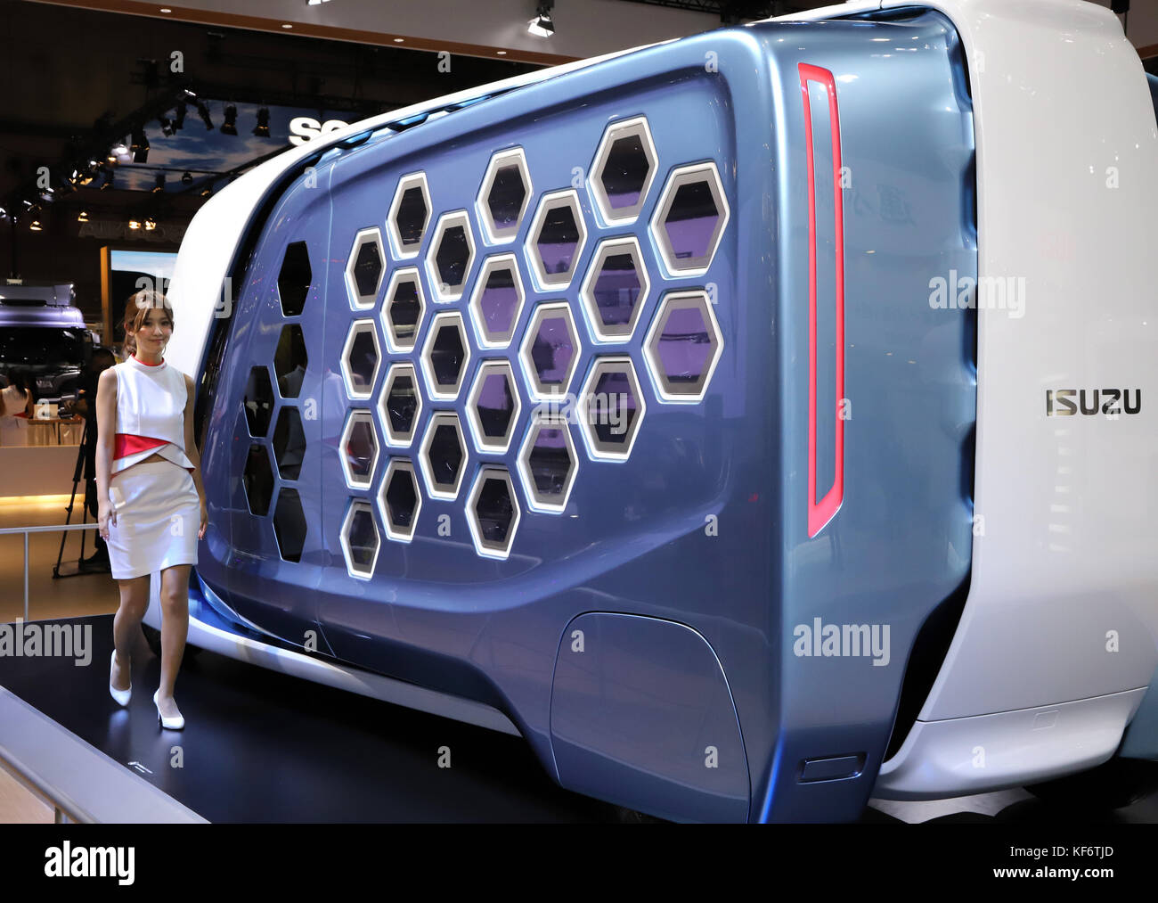 Tokyo, Japan. 26th Oct, 2017. A model displays Japanese commercial vehicle maker Isuzu's concept truck 'FD-SI' at a press preview of the 45th Tokyo Motor Show in Tokyo on Thursday, October 26, 2017. Tokyo Motor Show will start from October 27 through November 5. Credit: Yoshio Tsunoda/AFLO/Alamy Live News Stock Photo