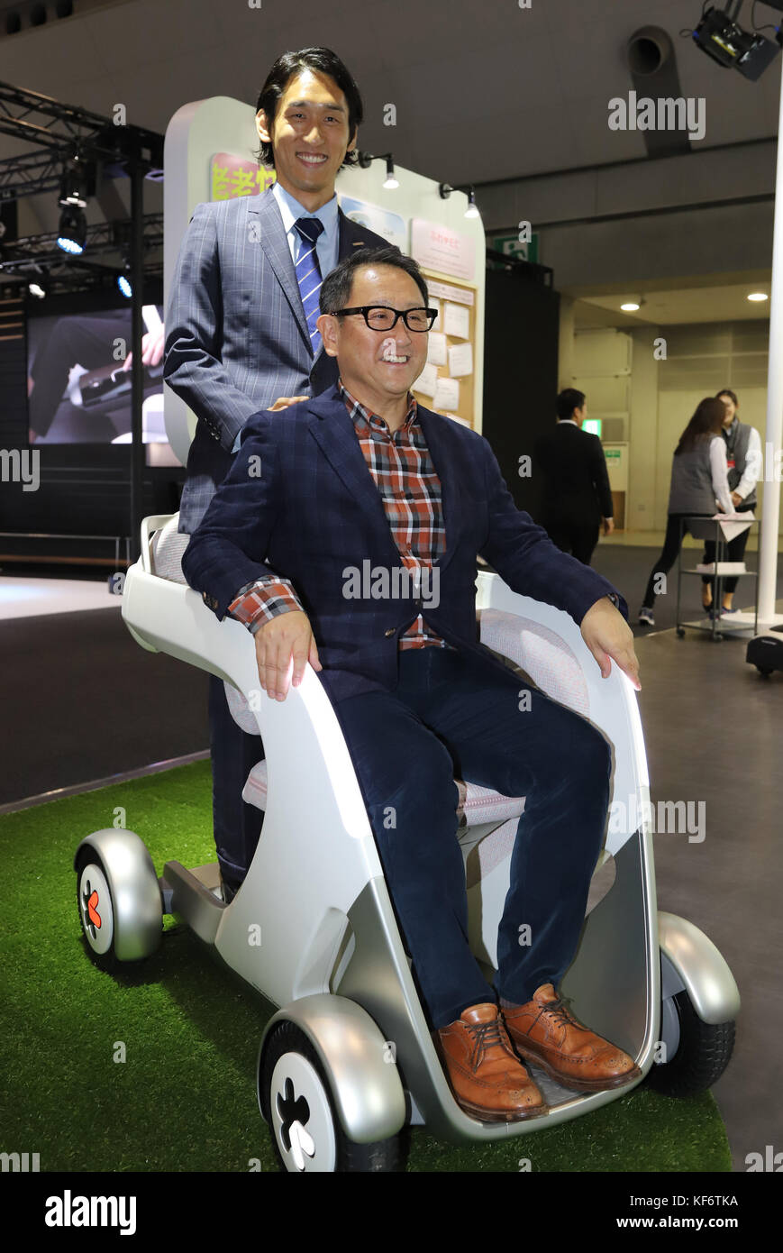 Tokyo, Japan. 26th Oct, 2017. Japanese automobile giant Toyota Motor president Akio Toyoda tries to ride Honda Motor's concept tandem personal mobility 'FureMobi Concept', while Honda's engineer Bae Sonjun on the back seat at a press preview of the 45th Tokyo Motor Show in Tokyo on Thursday, October 26, 2017. Tokyo Motor Show will start from October 27 through November 5. Credit: Yoshio Tsunoda/AFLO/Alamy Live News Stock Photo