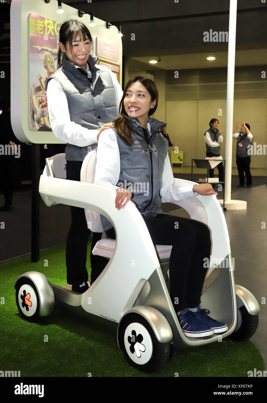 Tokyo, Japan. 26th Oct, 2017. Models display Japanese automaker Honda Motor's concept tandem personal mobility 'FureMobi Concept' at a press preview of the 45th Tokyo Motor Show in Tokyo on Thursday, October 26, 2017. Tokyo Motor Show will start from October 27 through November 5. Credit: Yoshio Tsunoda/AFLO/Alamy Live News Stock Photo