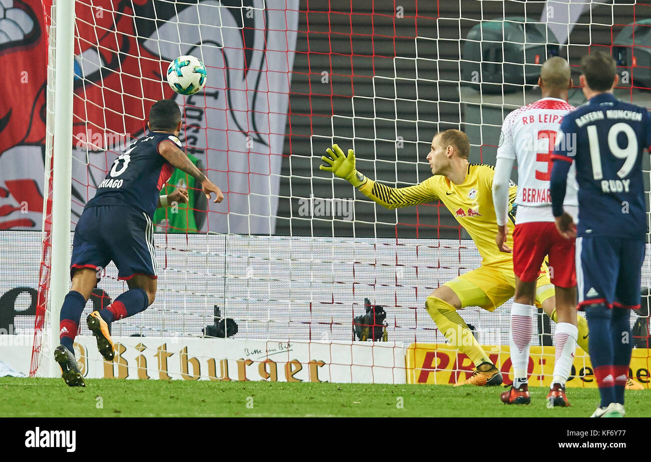 Leipzig, Germany. 25th Oct, 2017. DFB-Pokal Soccer match, Leipzig, October 25, 2017 Thiago ALCANTARA, FCB 6 Uhr goal for 1-1 RB LEIPZIG - FC BAYERN MUNICH 5-6 after penalty shoot out DFB-Pokal Soccer match in Leipzig, October 25, 2017, Season 2017/2018 Credit: Peter Schatz/Alamy Live News Stock Photo