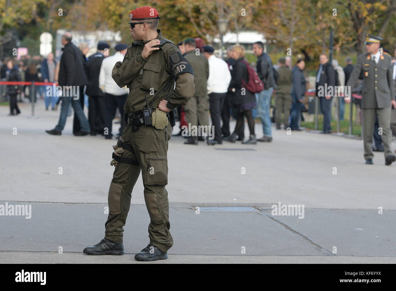 Vienna, Austria. 26 October 2017. Austrian National Day 2017 in the presence of the Federal President and the Austrian Federal Government at Heldenplatz in Vienna. Over 1000 recruits were engaged in the service in the army. In the picture military police. Credit: Franz Perc / Alamy Live News Stock Photo