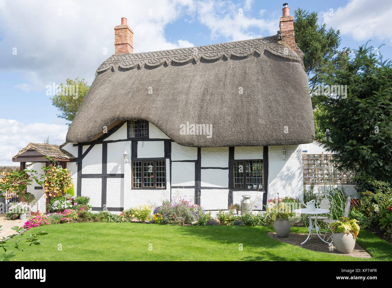 Thatched cottage, High Street, Welford-on-Avon, Warwickshire, England, United Kingdom Stock Photo