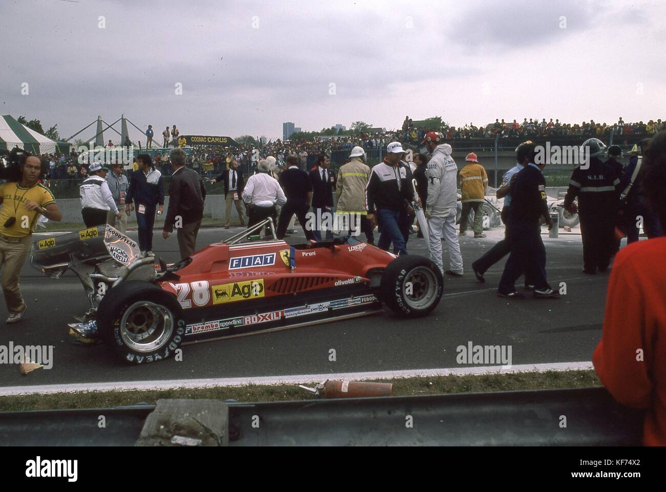 Fatal accident at start of 1982 Canadian GP. Red Ferrari number 28 of  Didier Pironi in foreground, while the foam covered Osella-Ford of Riccardo  Paletti is in rear Stock Photo - Alamy