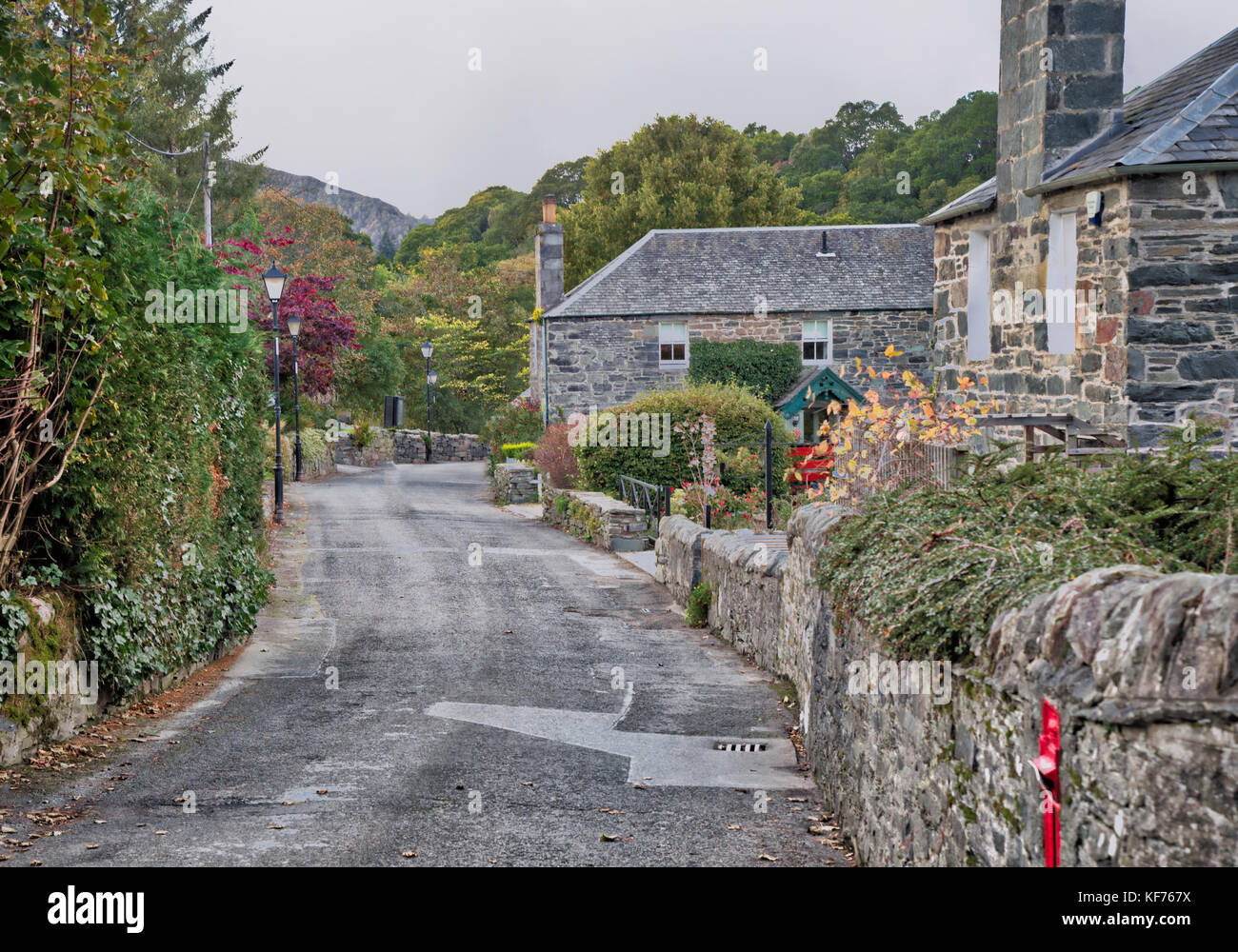 A small Scottish Village street in Pitlochry near Perth in Scotland at the start of autumn. This is the street that lies below the famous Pitlochry Fe Stock Photo