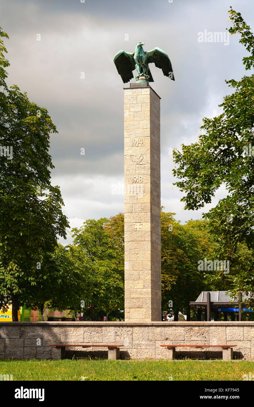 1934 Berlin Reichsadler von Joseph Wackerle Bronze auf Siemens-Kriegerdenkmal von Hans Hertlein Nonnendammallee 101 in 13629 Siemensstadt Stock Photo