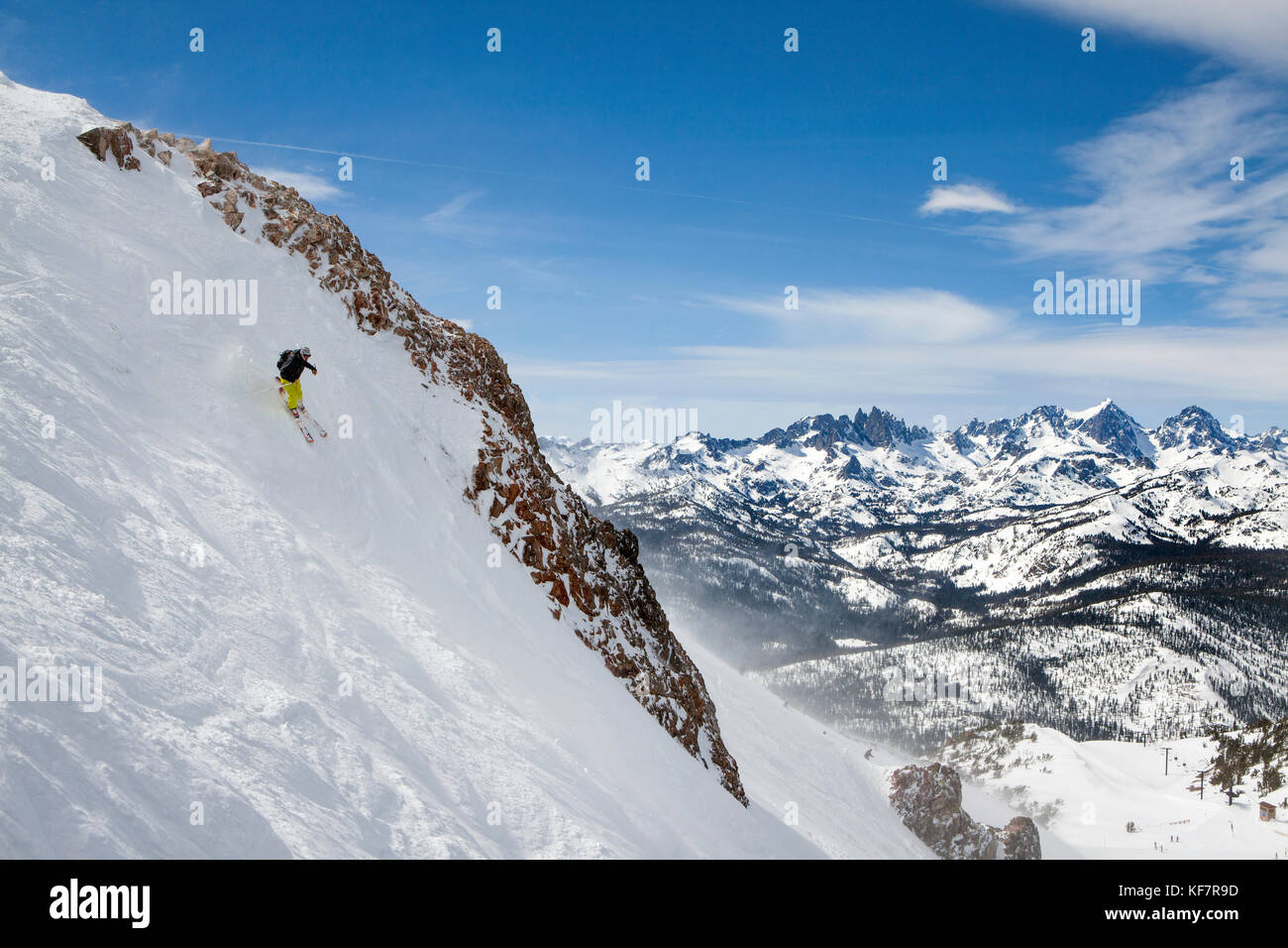 USA, California, Mammoth, USA, California, Mammoth, a skier carves their way down a run at Mammoth Ski Resort Stock Photo