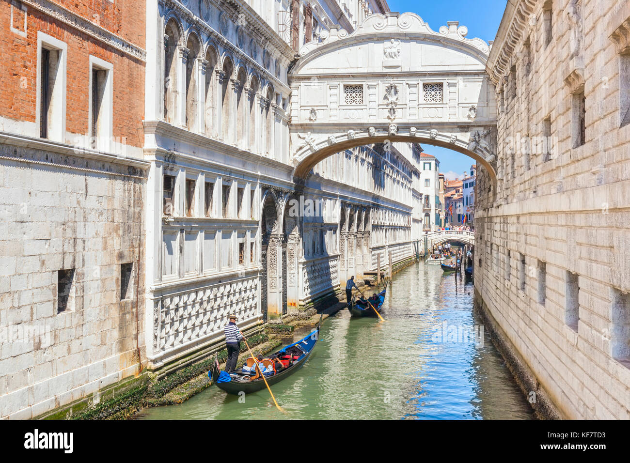 VENICE ITALY VENICE Gondolier with tourists in a gondola going under the Bridge of Sighs Ponte dei Sospiri on the Rio di Palazzo Venice Italy  europe Stock Photo