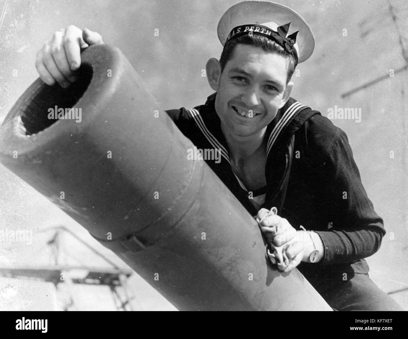 HMAS Perth crewman with 6 inch gun SLV H98.100 3296 Stock Photo