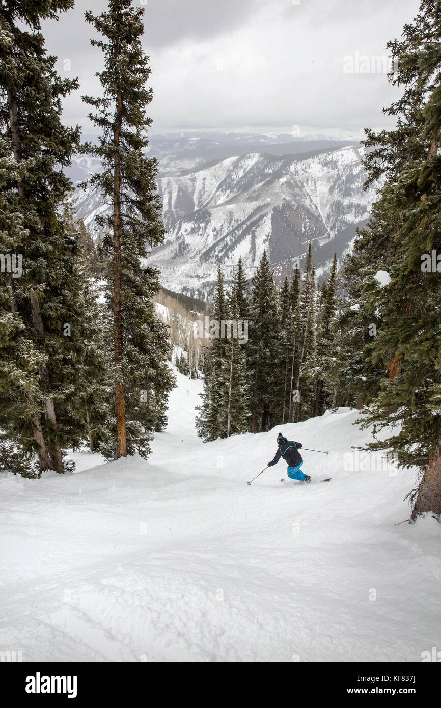 USA, Colorado, Aspen, telemark skier makes turns on Kessler's run, Aspen Highlands Ski Resort Stock Photo