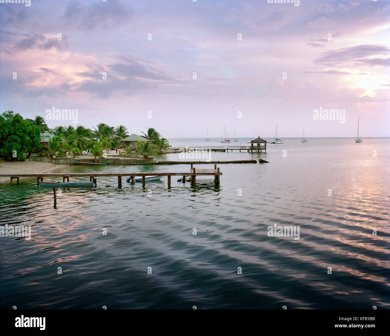HONDURAS, Roatan, seascape with piers, Halfmoon Bay Stock Photo Alamy