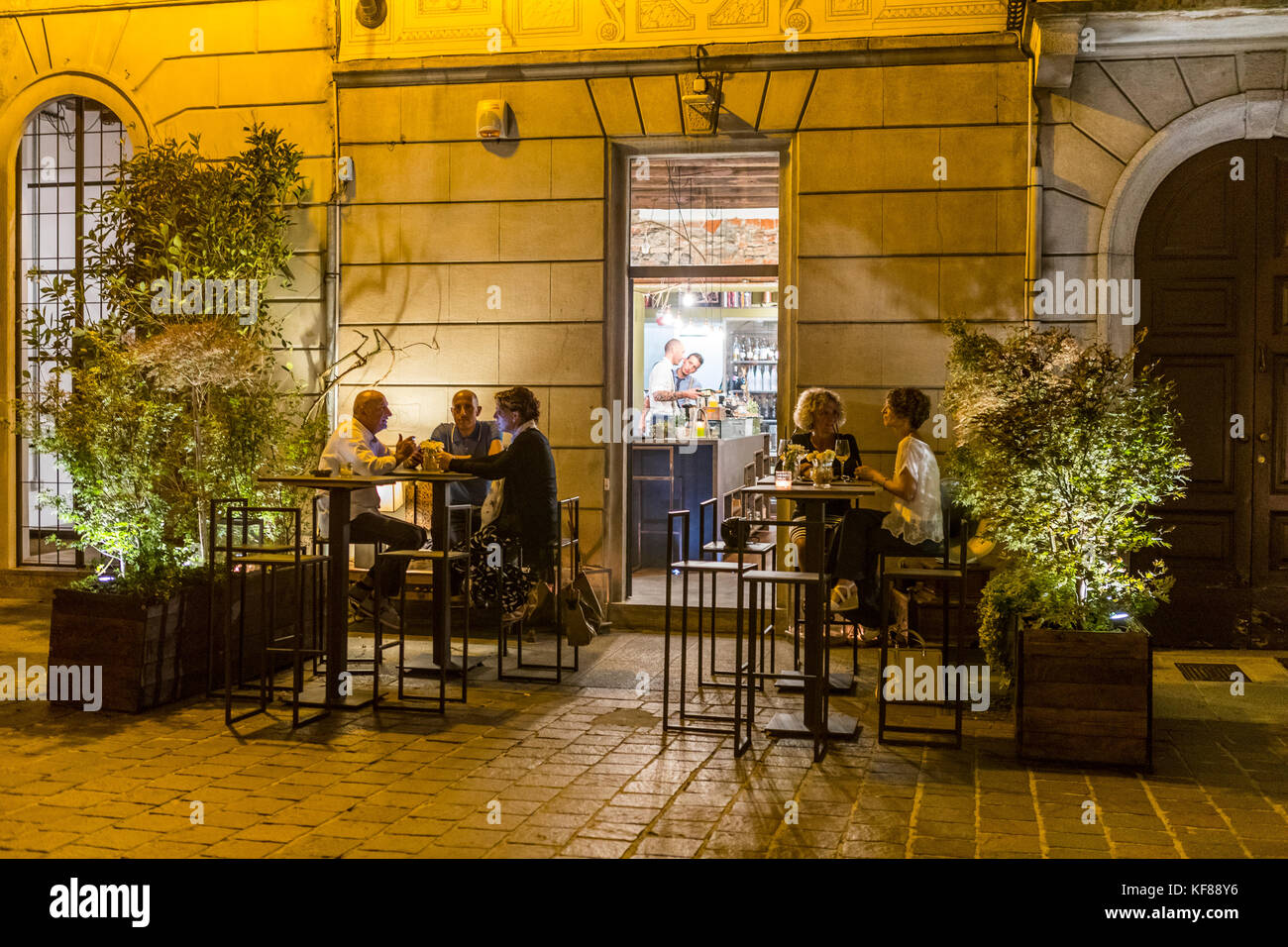 The Brothers cafe bar, Como nightlife. Diners take the streets to eat