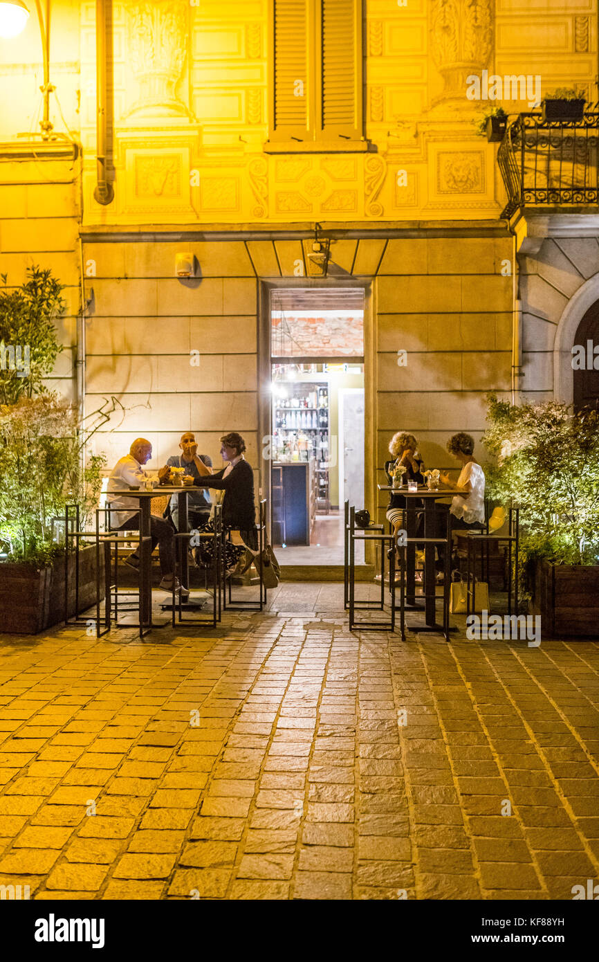 The Brothers cafe bar, Como nightlife. Diners take the streets to eat