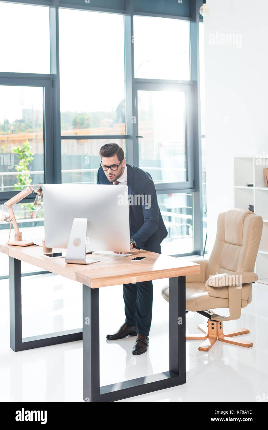 Young adult office computer suit hi-res stock photography and images ...