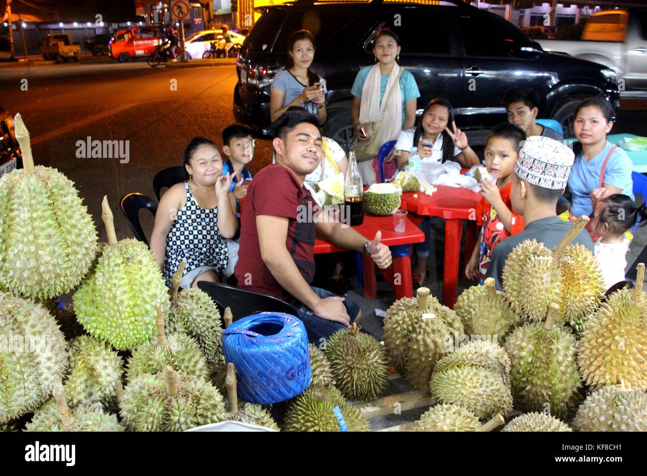 Philippines. 26th Oct, 2017. Tourist Racman family from the province of Surigao Del Sur enjoyed eating durian fruits besides of Ramon Magsaysay Park in City of Davao on October 26, 2017. The average prices of Durian on the streets are 70 pesos to 80 pesos per kilo. Credit: Gregorio B. Dantes Jr./Pacific Press/Alamy Live News Stock Photo