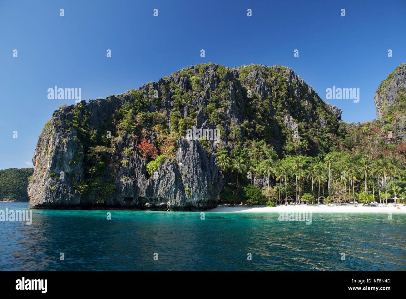 PHILIPPINES, Palawan, El Nido, Entalula Island, island view in Bacuit