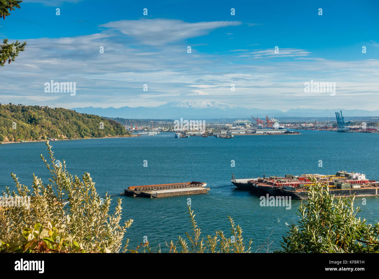 A view of the Port of Tacoma and Mount Rainier Stock Photo - Alamy