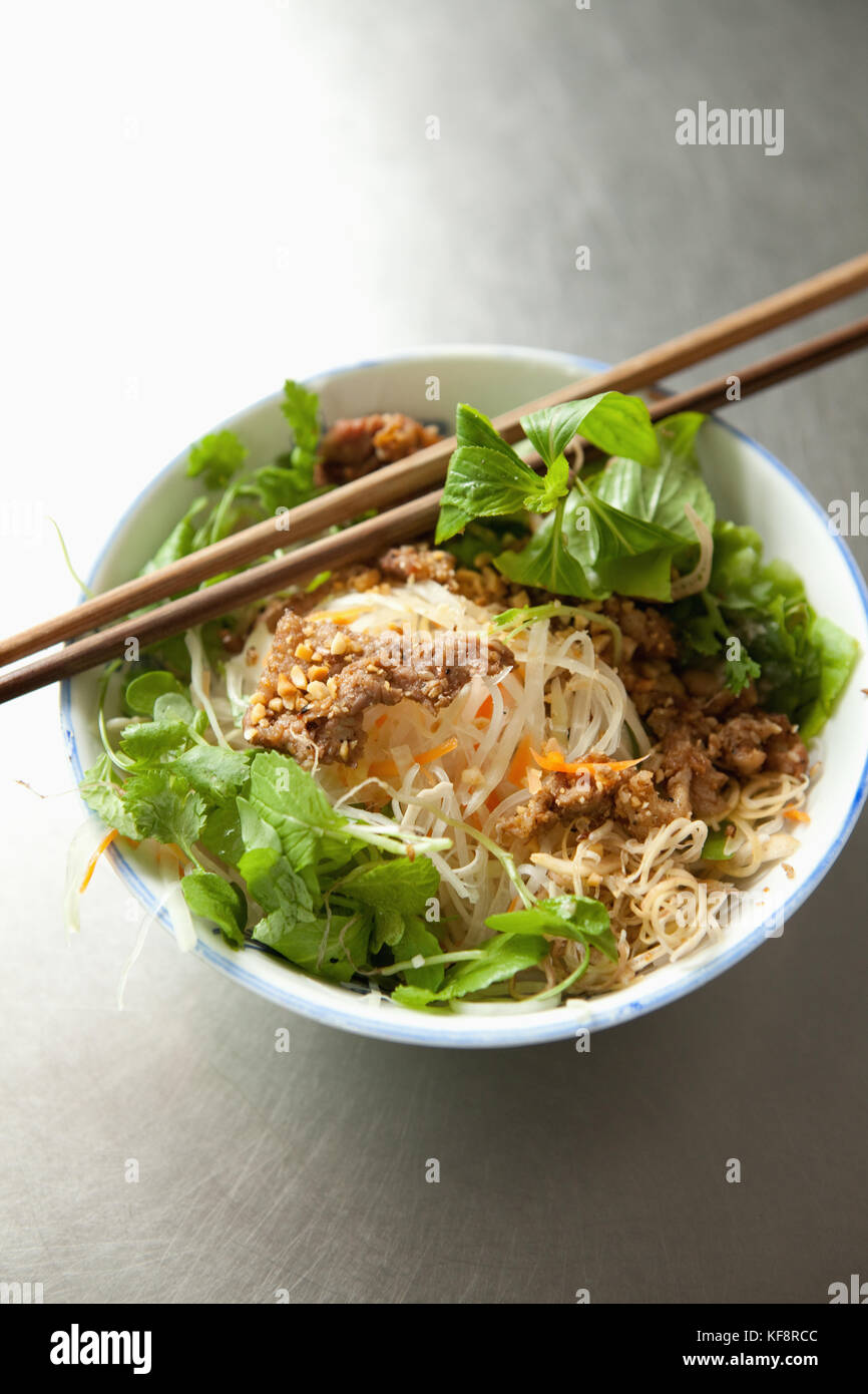 VIETNAM, Hue, Huyen Anh restaurant, a bowl of bun thit nuong (rice vermicelli topped with grilled pork & salad) Stock Photo