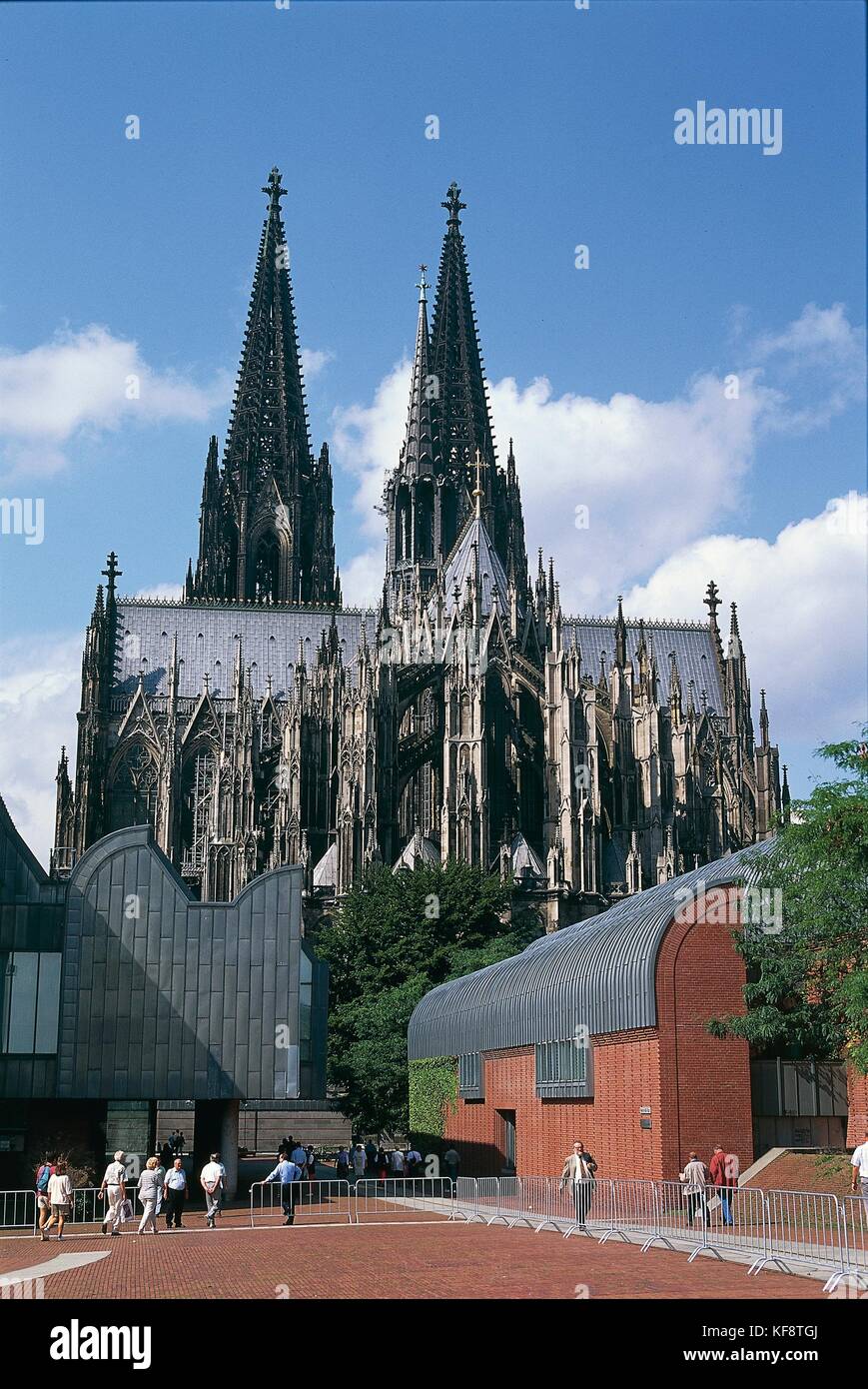 Germany, North Rhine-Westphalia (Nordrhein-Westfalen), Cologne. The Wallraf-Richartz Museum (architect Oswald Mathias Ungers, 2001), and the Cathedral. Stock Photo