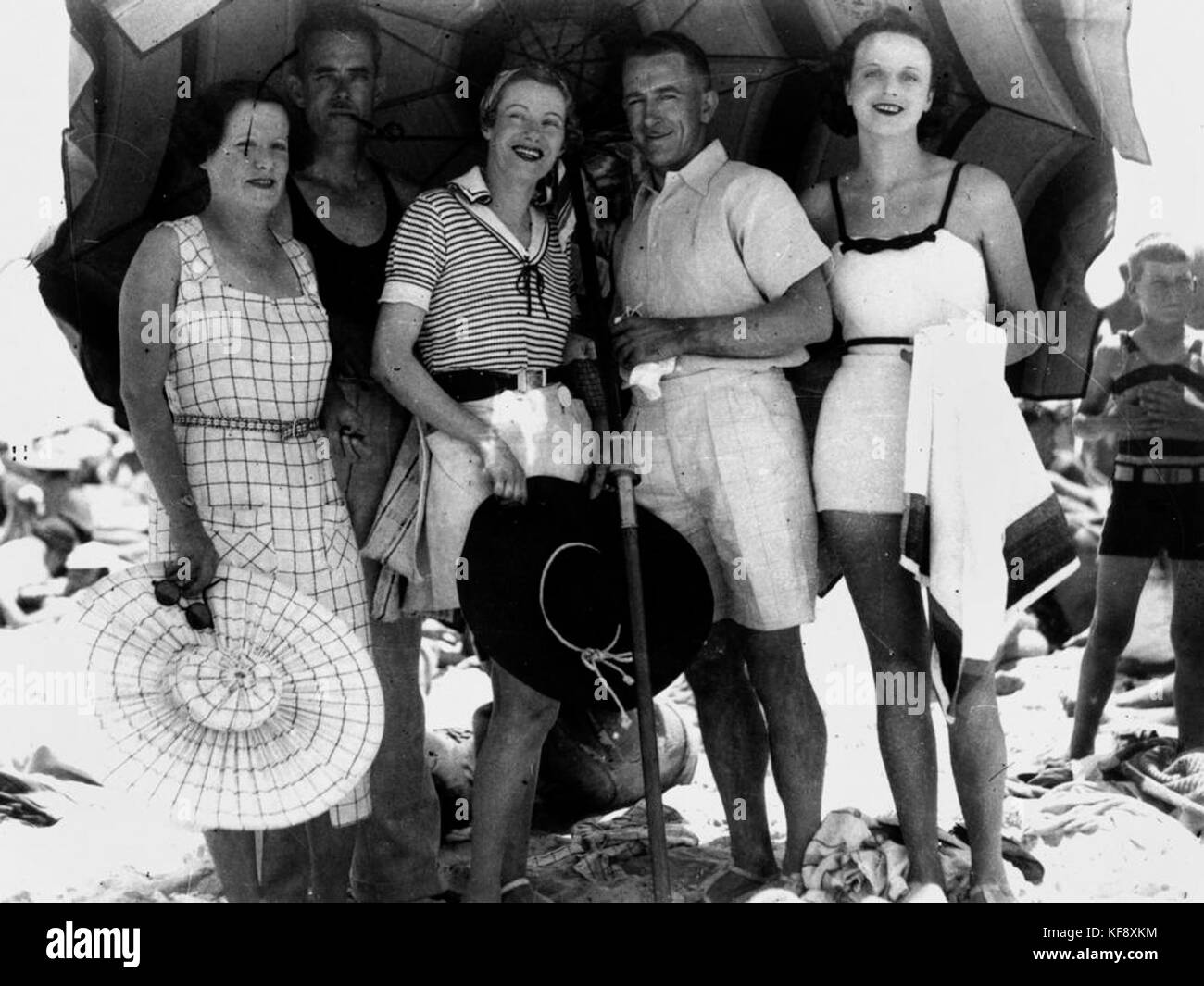 Family beach scene 1930s hi-res stock photography and images - Alamy