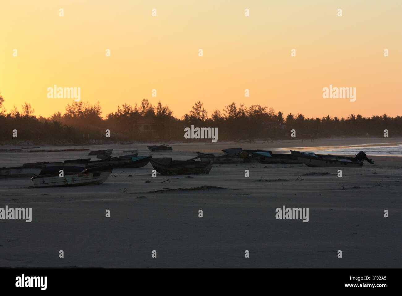Beach and boat at sunset hi-res stock photography and images - Alamy