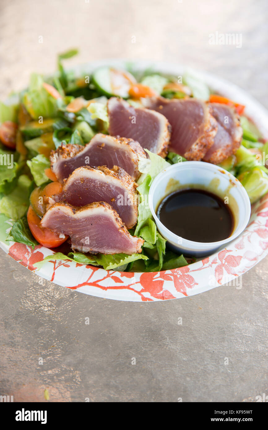USA, Hawaii, The Big Island, seared Ahi salad at da fish house lunch