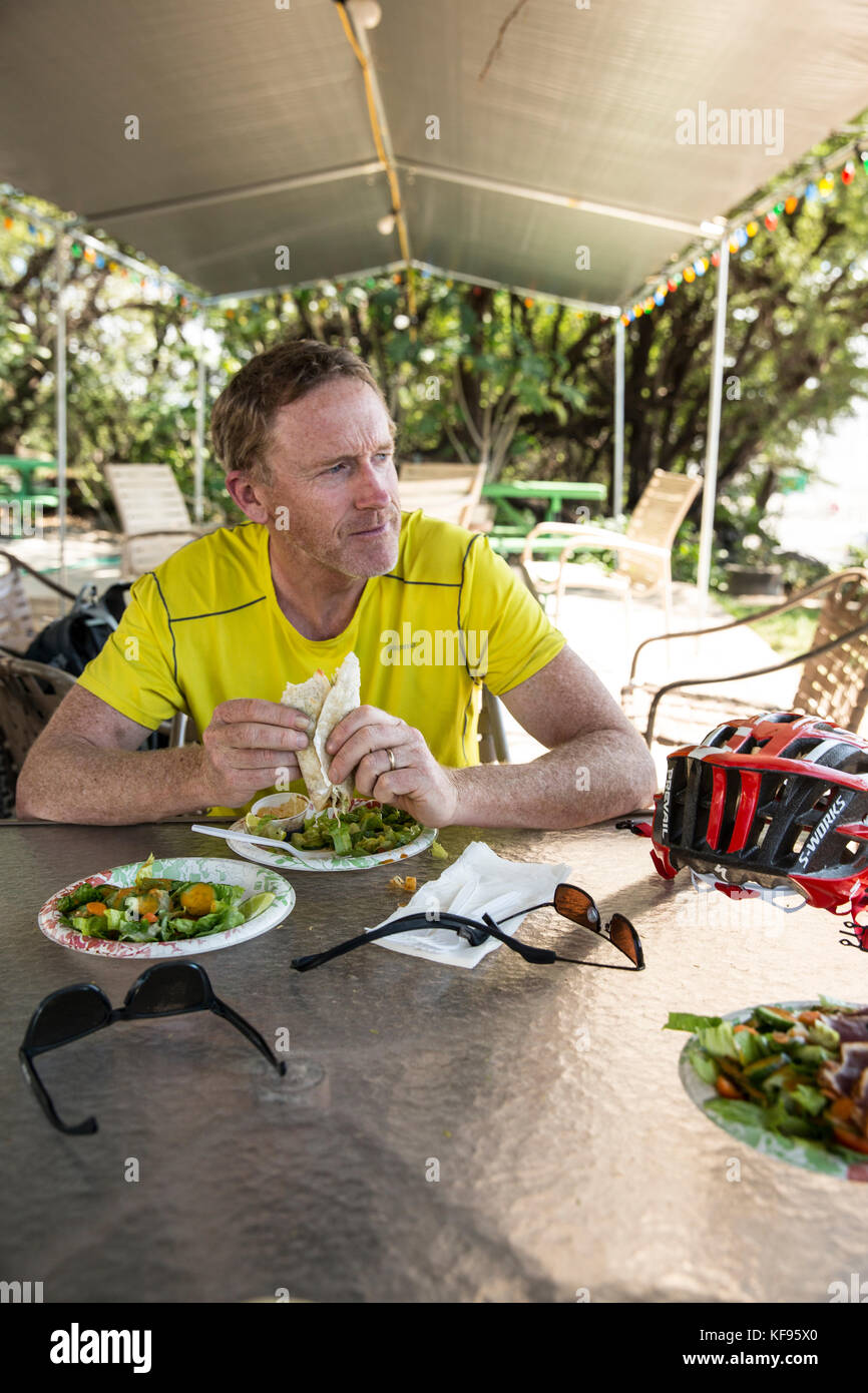 USA, Hawaii, The Big Island, mountain bikers take a break and have