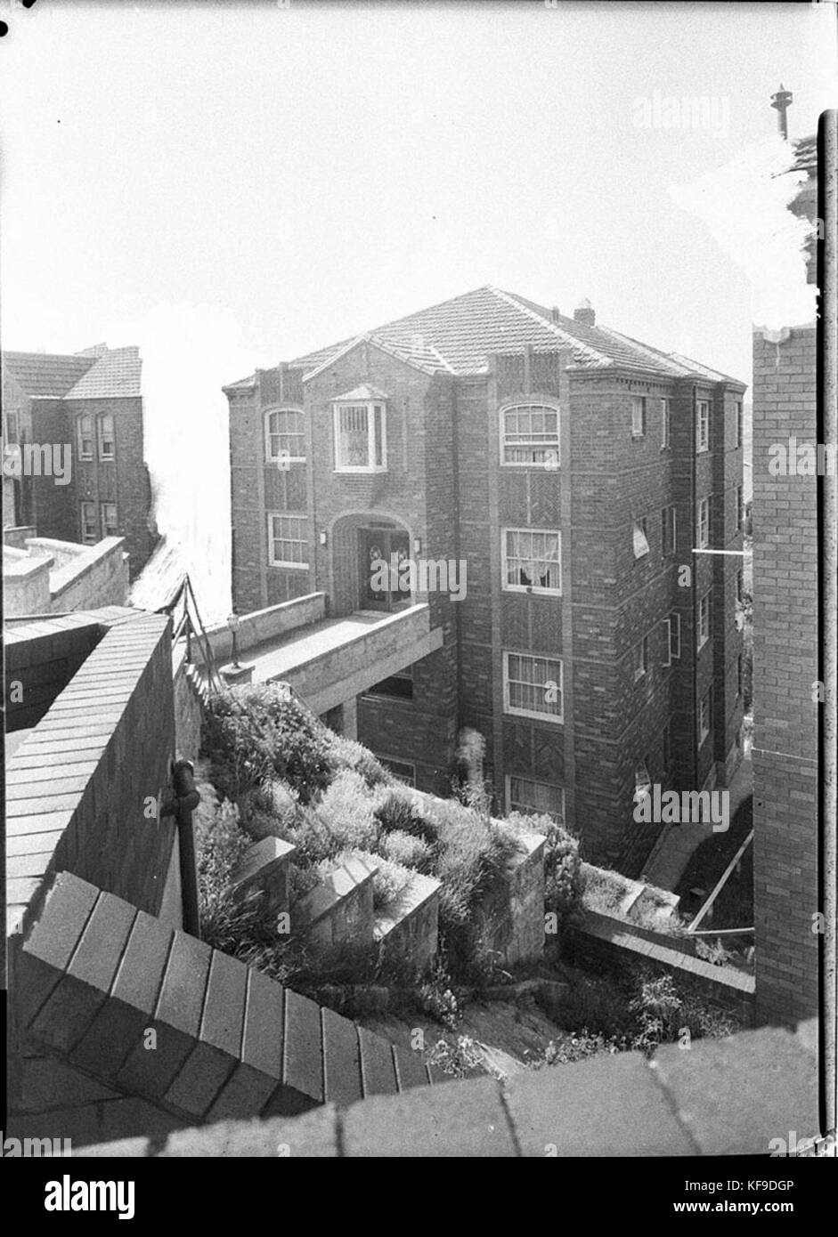 13398 A fourstorey block of flats Potts Point entry by footbridge to 3rd floor Stock Photo