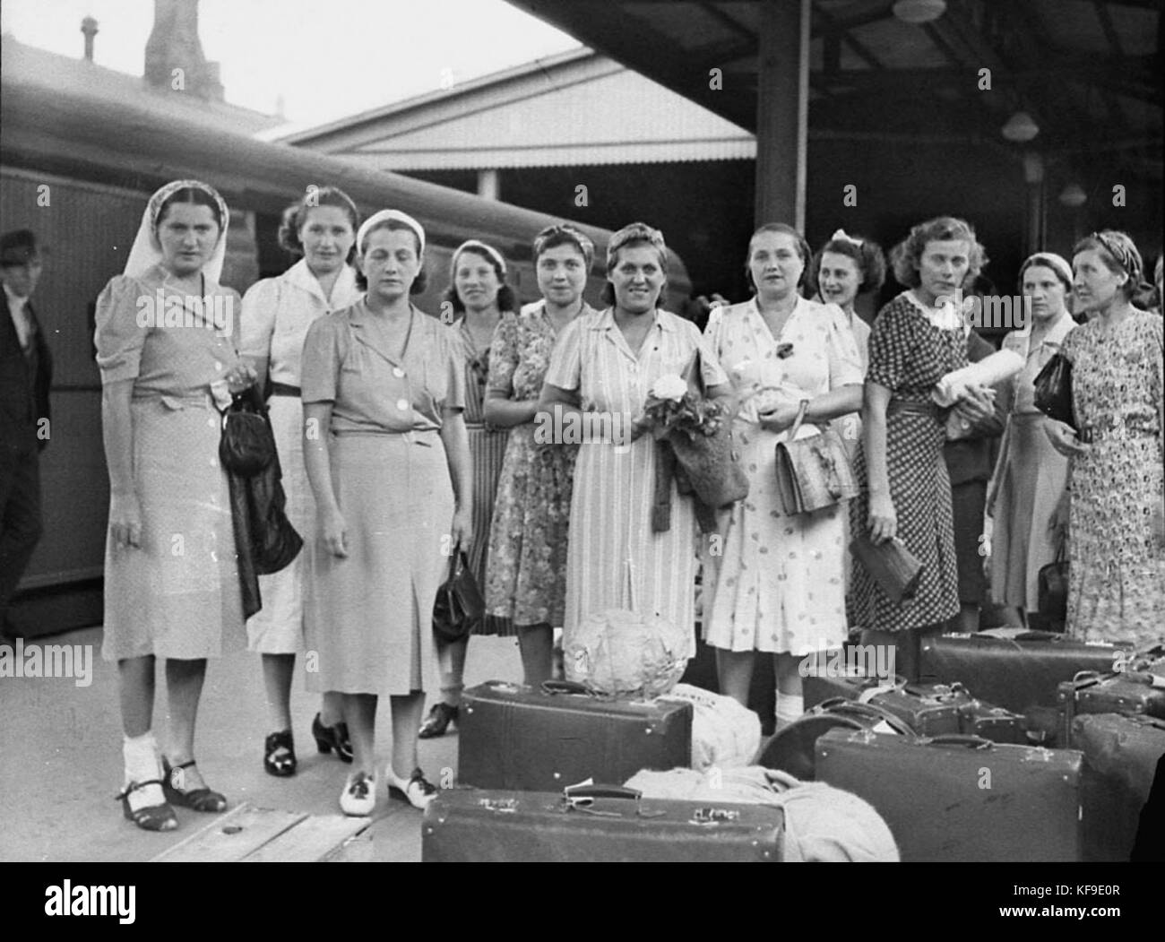 26228 Arrival of German raider victims at Central Railway Station from Queensland met by Governor General and Lady Gowrie Stock Photo