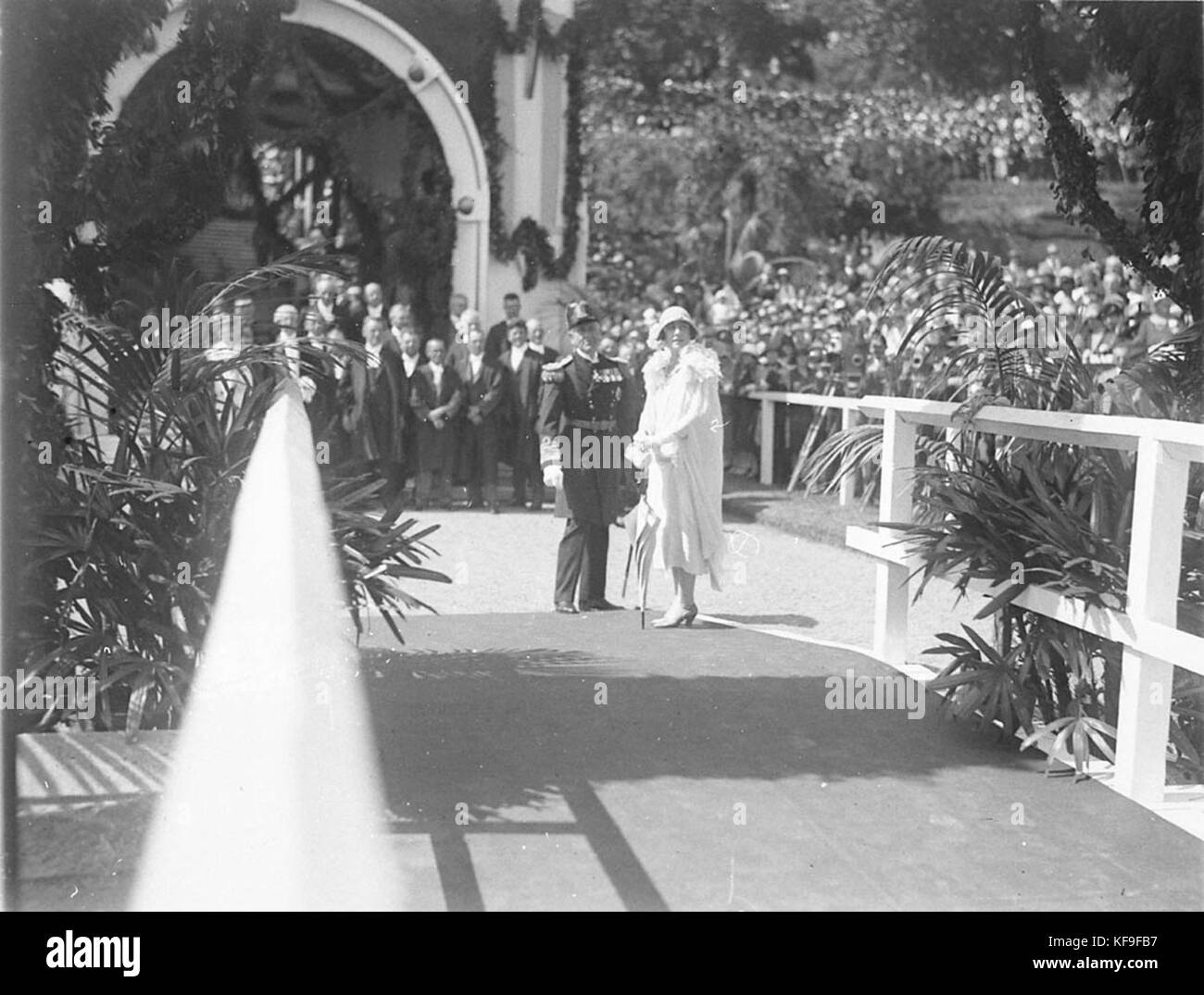 7527 Duchess Of York And Governor De Chair On Welcoming Dais