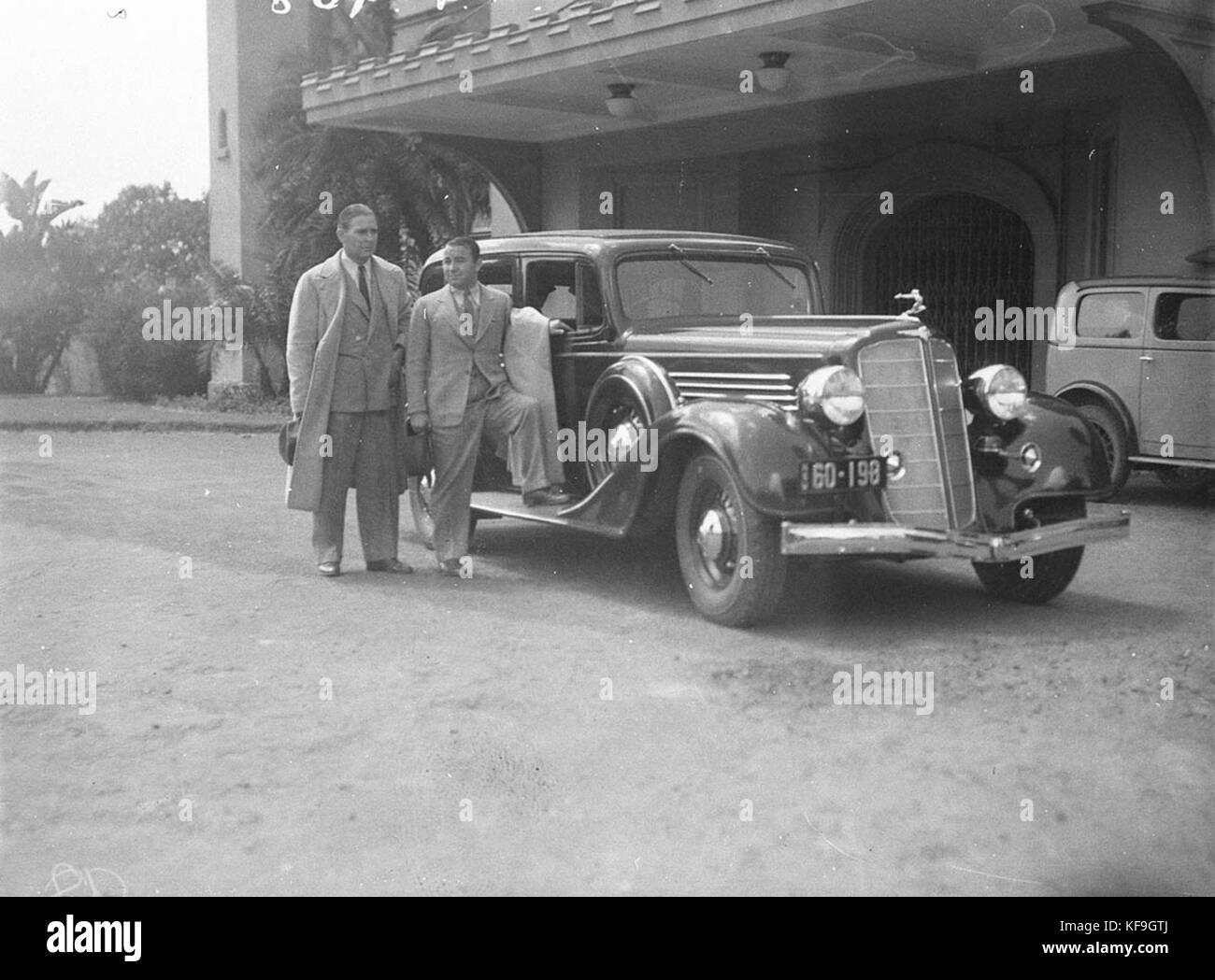 42917 Joe Kirkwood and friend and 1932 Buick outside the Conservatorium Stock Photo