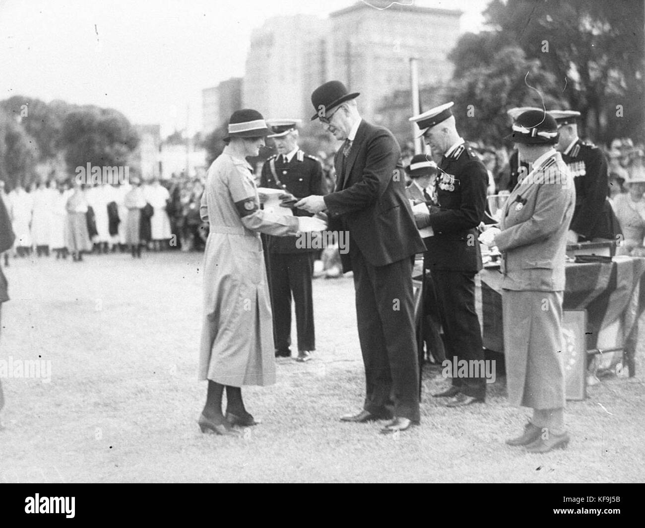 42938 Presentation to VADs Stock Photo Alamy