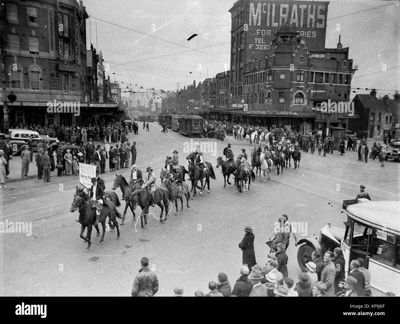 8978 Procession of men and women pupils from the Walker Butler Riding School turning from Oxford Street into Flinders Street at Taylor Square Darlinghurst Stock Photo
