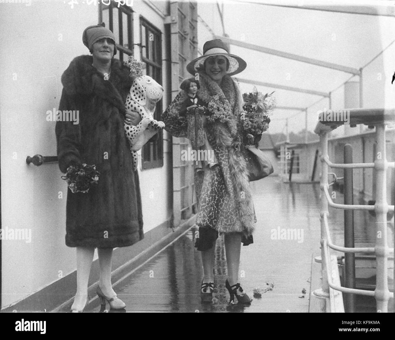 Women in fur coats hi-res stock photography and images - Alamy