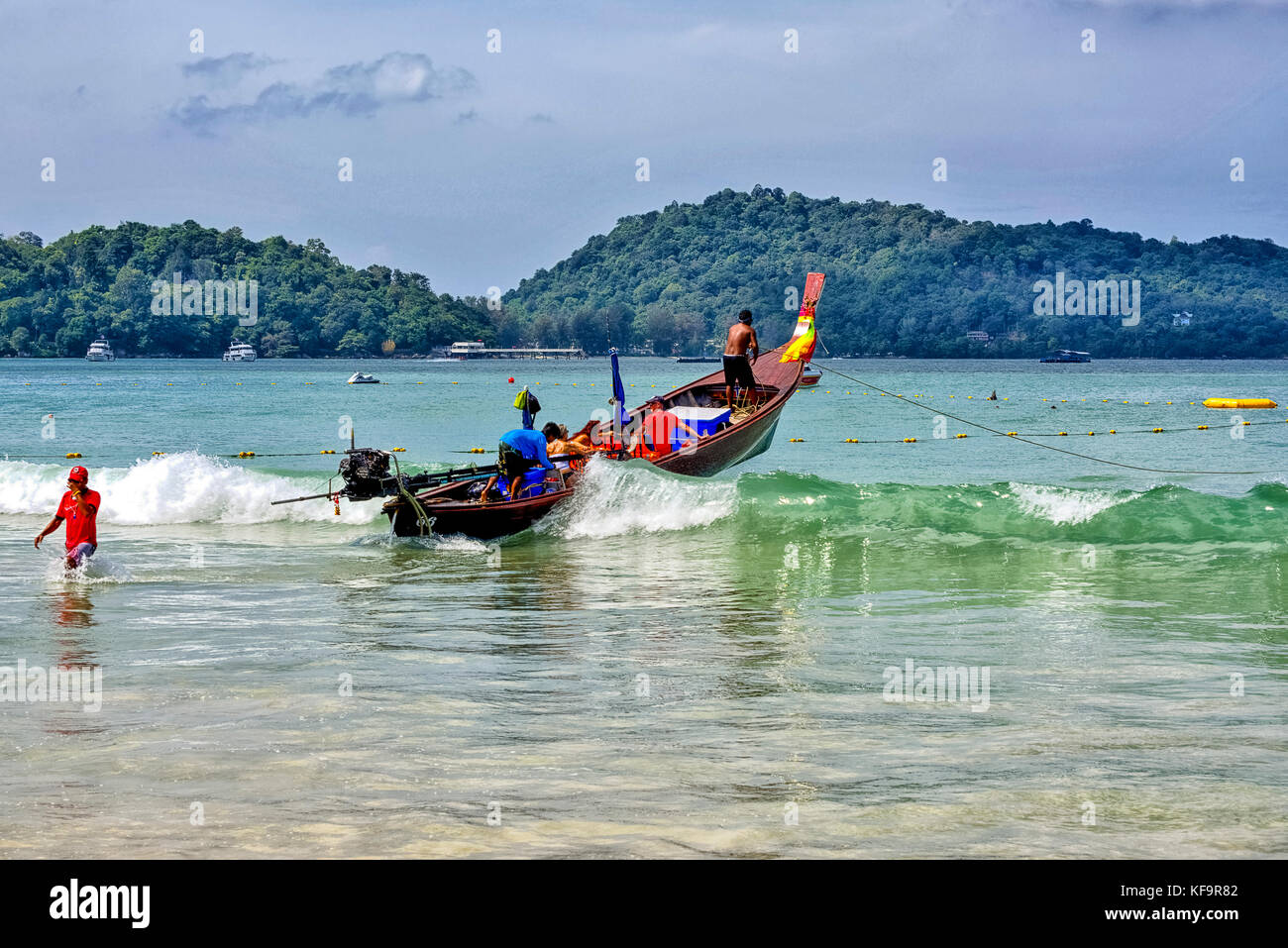Thailandia Patong Beach tipica imbarcazione thailandese con turisti Stock Photo