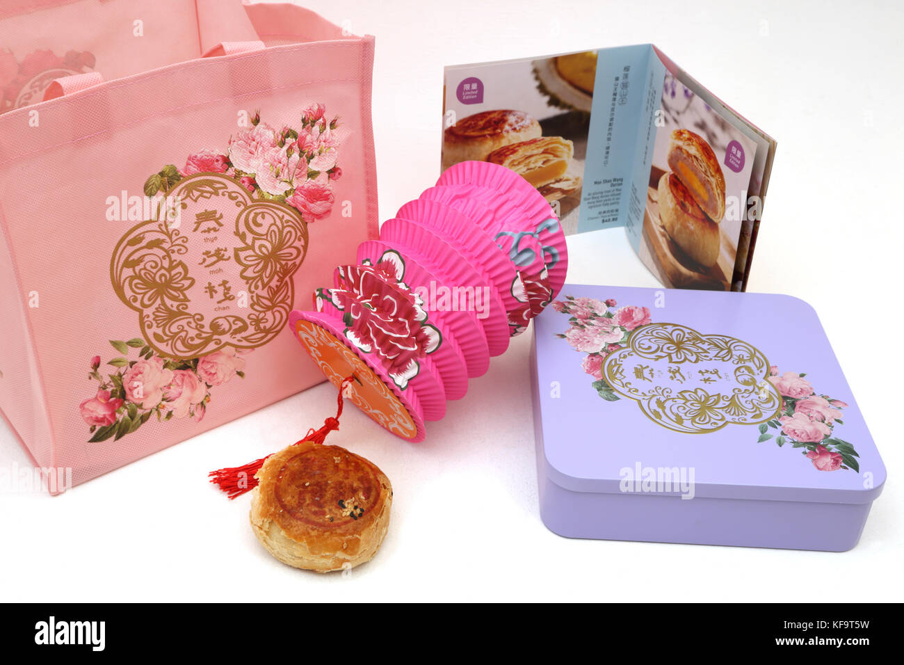 Teochew Mooncake Gift Set - Yuan Yang With Salted Egg Yolk ,Tin of Mooncakes, Thye Moh Chan Tote Bag, Booklet and Chinese Lantern Stock Photo