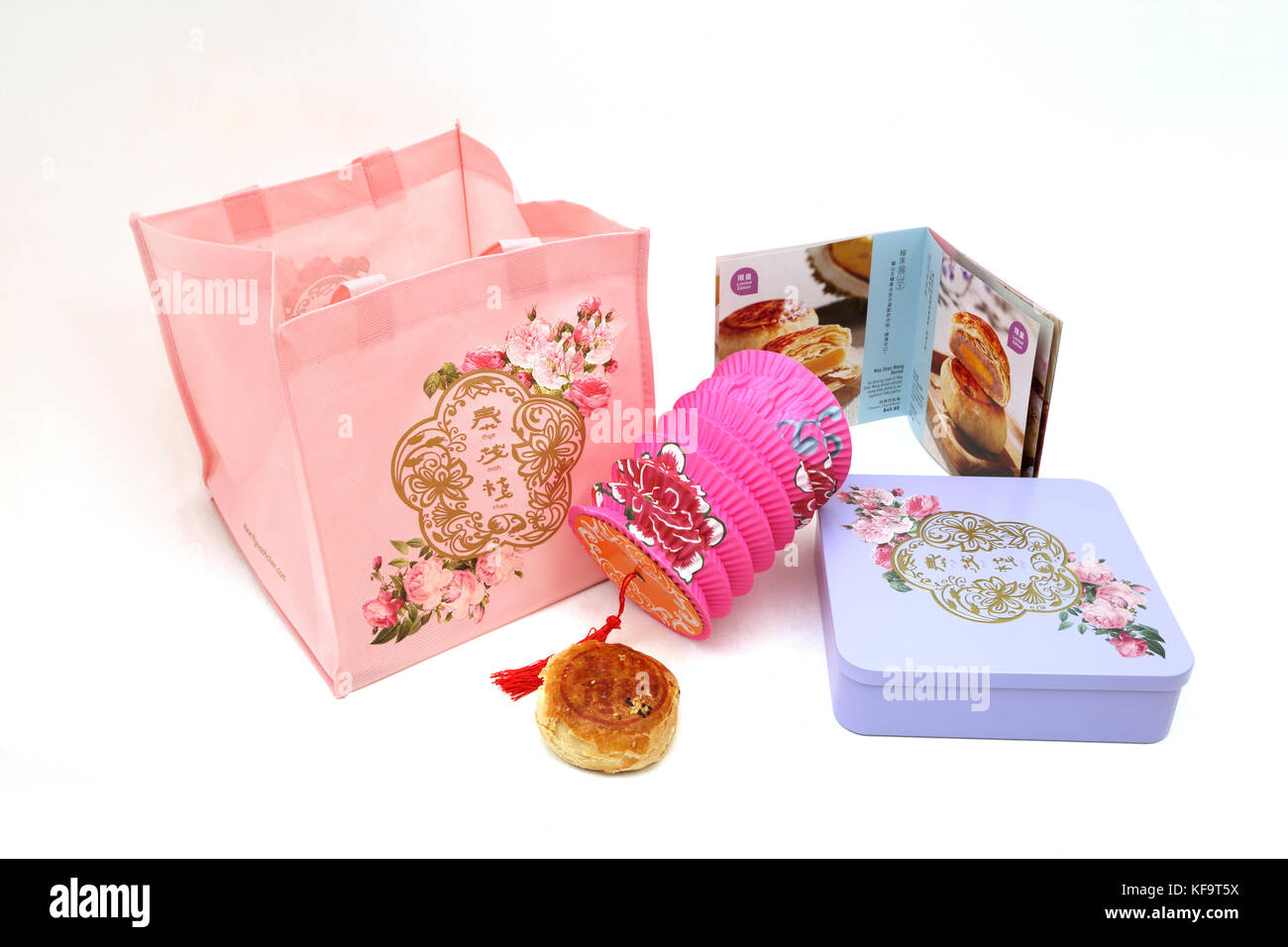 Teochew Mooncake Gift Set - Yuan Yang With Salted Egg Yolk ,Tin of Mooncakes, Thye Moh Chan Tote Bag, Booklet and Chinese Lantern Stock Photo