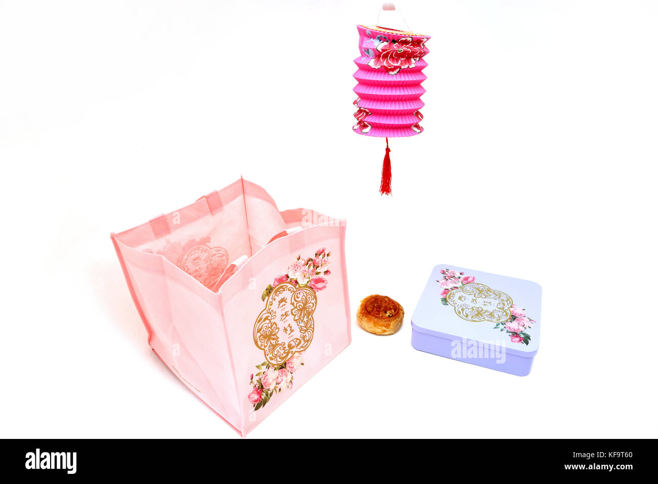 Teochew Mooncake Gift Set - Yuan Yang With Salted Egg Yolk ,Tin of Mooncakes, Thye Moh Chan Tote Bag, and Chinese Lantern Stock Photo