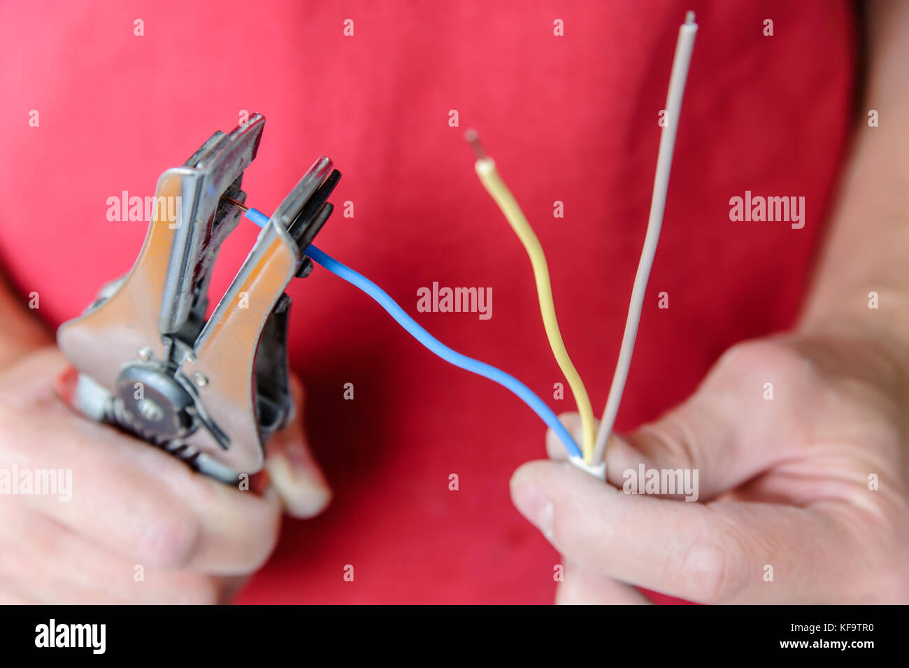 Wire stripping and removing insulation from the live wire of a 3core
