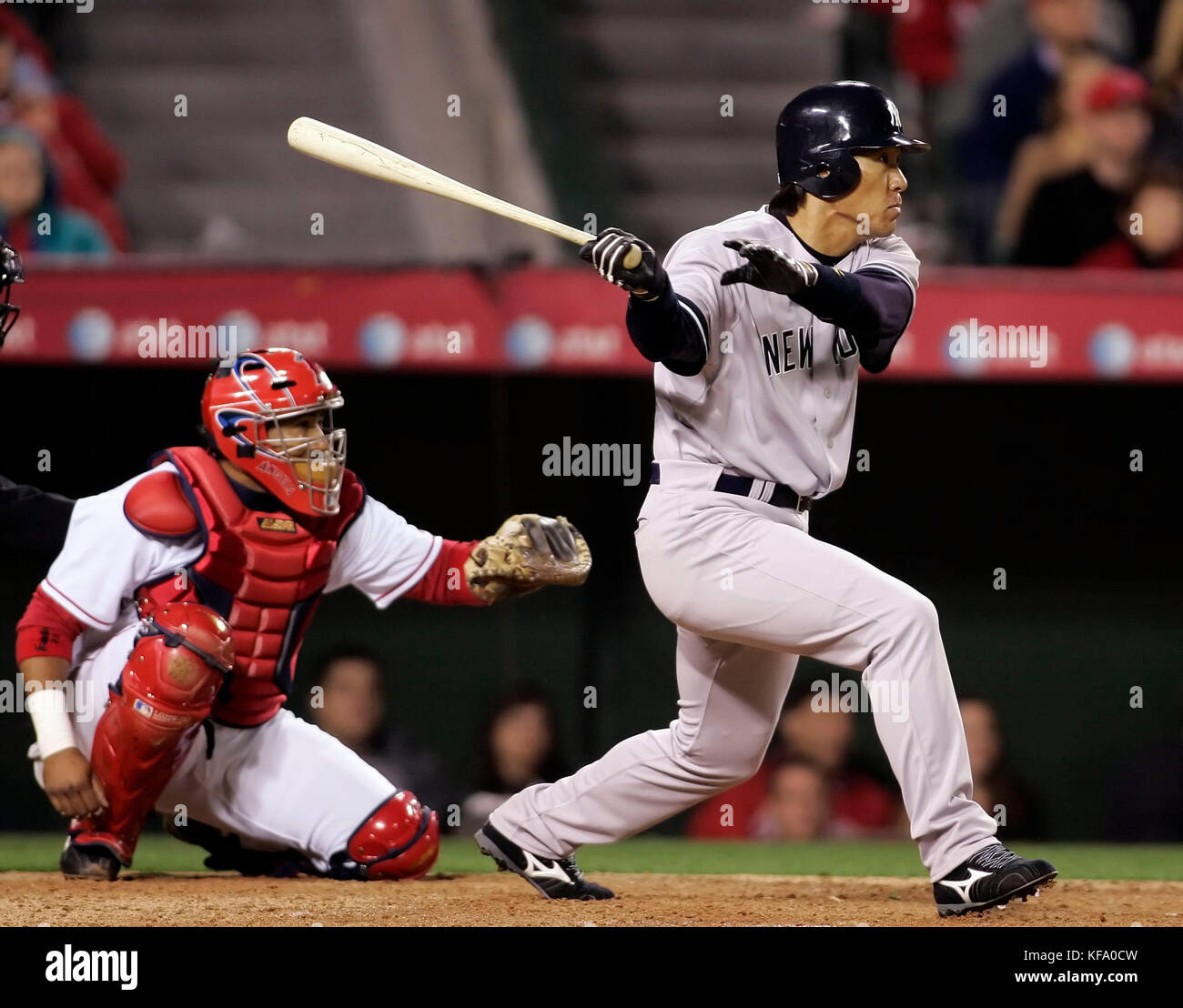 Ein Portrait eines jungen Latino Kleinkindes trägt ein kariertes Hemd und New  York Yankees Baseball-Kappe Stockfotografie - Alamy