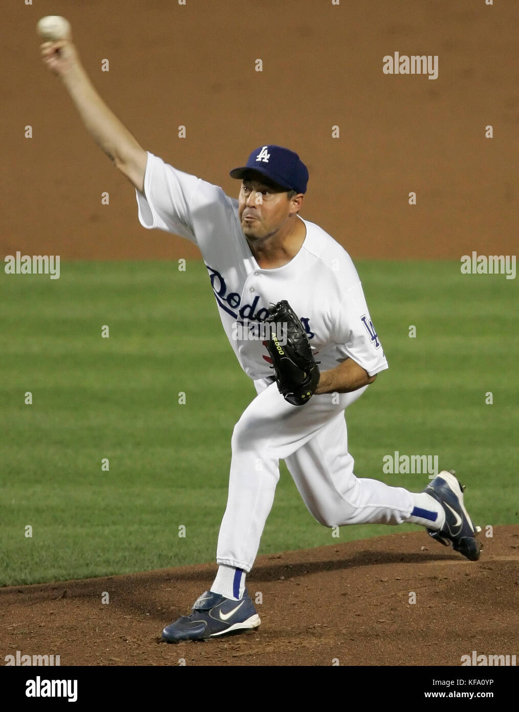 Los Angeles Dodgers' Greg Maddux pitches against the Cincinnati Reds