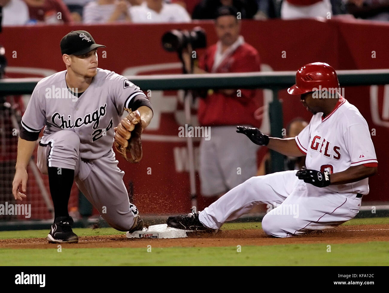 CHICAGO - APRIL 16: Third baseman Joe Crede #24 of the Chicago