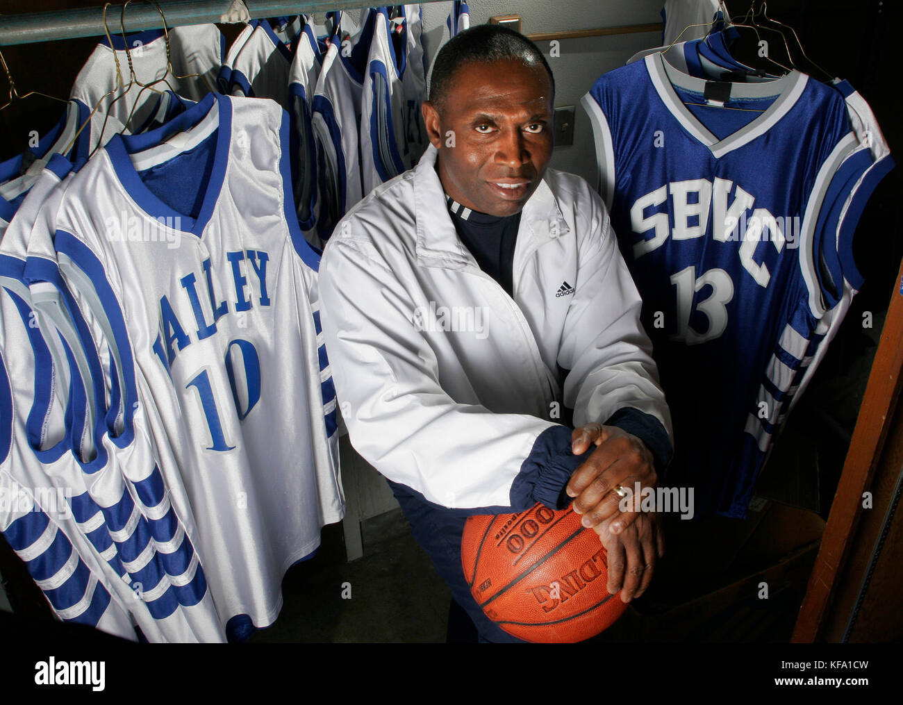 Mens basketball uniforms hi-res stock photography and images - Alamy