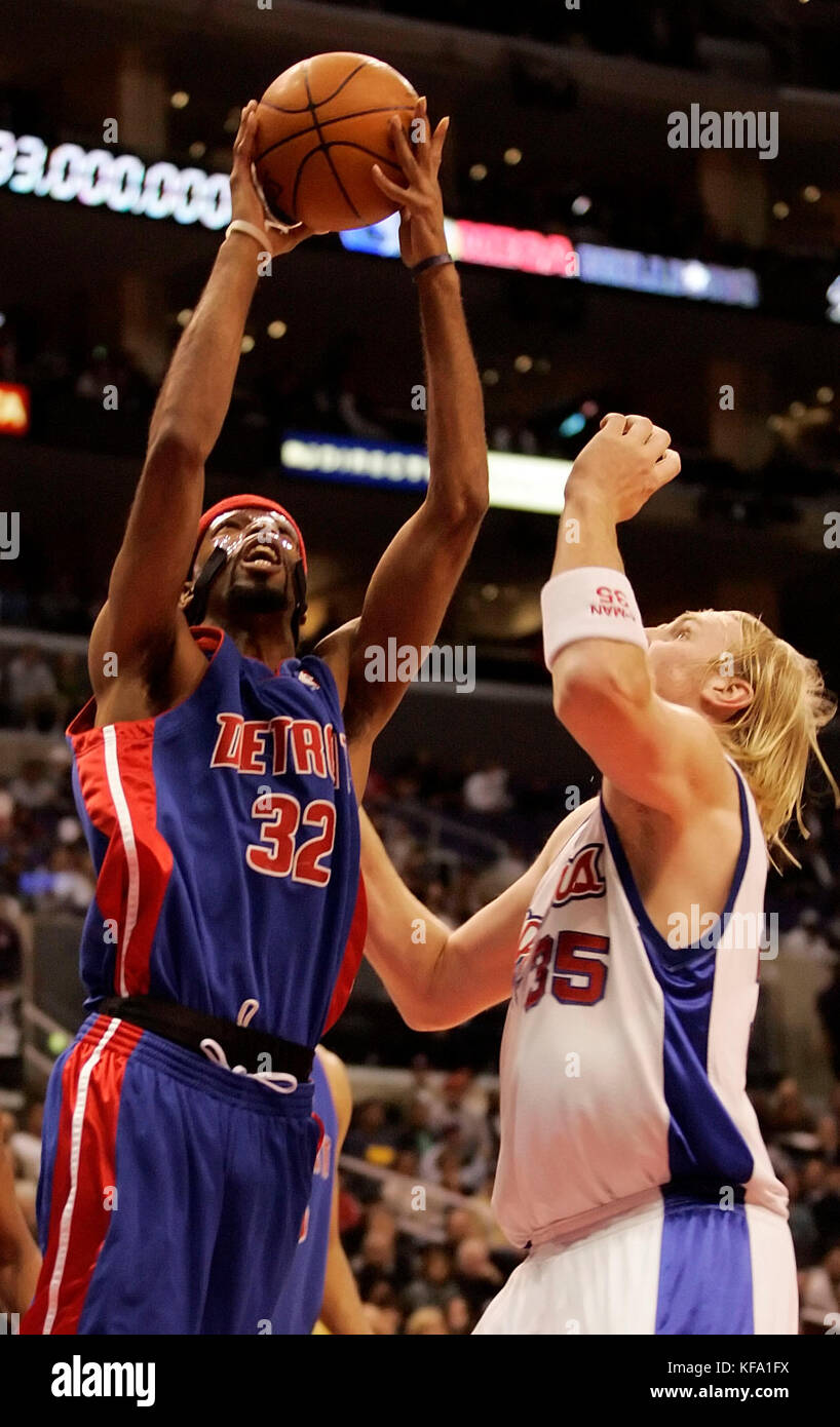 Detroit Pistons' Richard Hamilton, left, shoots over Los Angeles