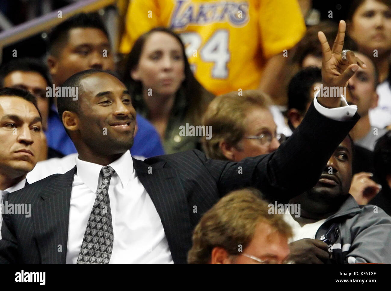 Los Angeles Lakers' Kobe Bryant acknowledges the crowd during the preseason NBA basketball game against the Seattle SuperSonics in Anaheim, Calif. on Thursday, Oct. 12, 2006. Bryant is trying to come back from arthroscopic surgery on his right knee. Photo by Francis Specker Stock Photo