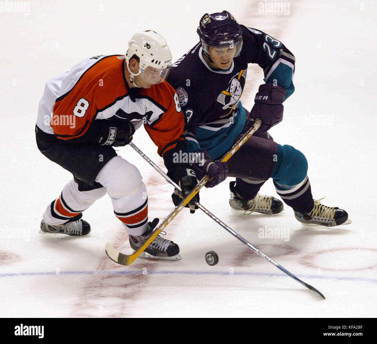 FBS01 20031022 ANAHEIM ,CA , UNITED STATES :  Philadephia Flyers Mark Recchi, left, and Anaheim Mighty Ducks Stanislav Chistov battle for the puck at center ice during  the first period of play at the Arrowhead Pond in Anaheim, Calif. on Wednesday, 22  October 2003. Photo by Francis Specker Stock Photo