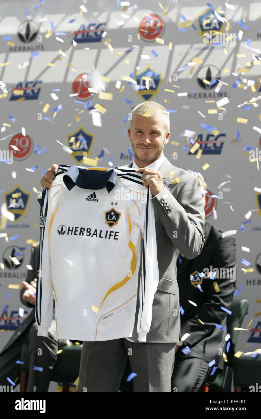 BECKHAM ユニフォームセットアップ David Beckham holds up his jersey at the official presentation of