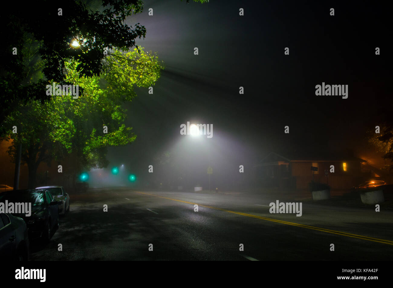 Foggy night photography hi-res stock photography and images - Alamy