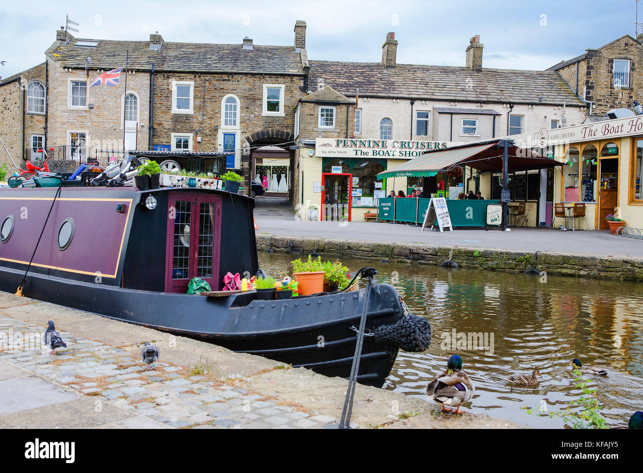 Narrow boat in the canal basin at the junction of the Springs Branch Canal and the Leeds and Liverpool Canal, Skipton, Yorkshire, England, UK Stock Photo