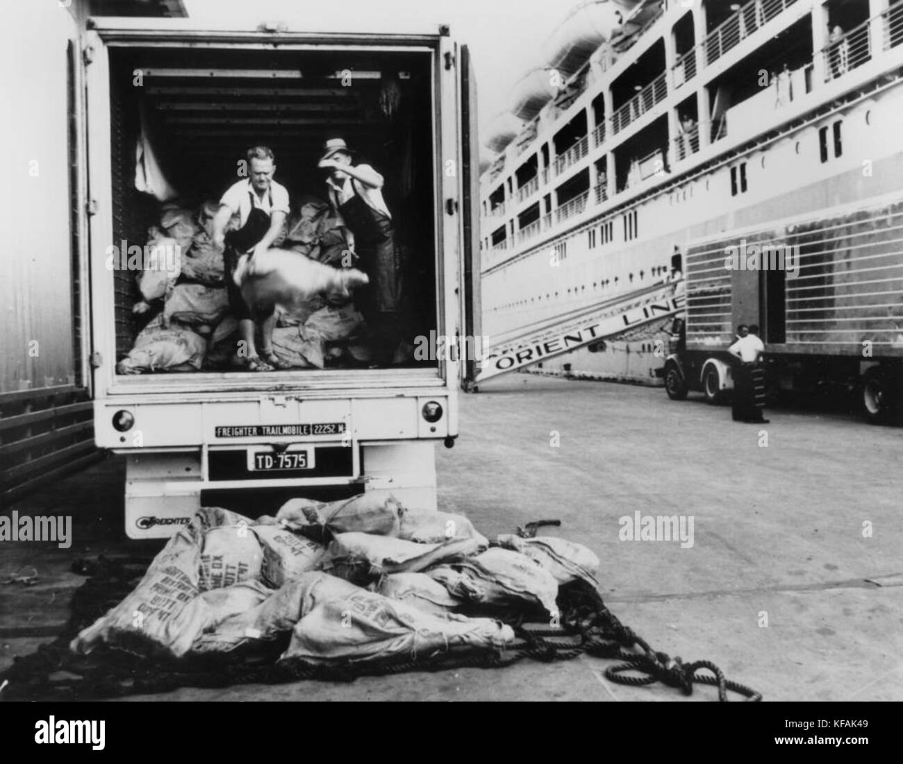 Refrigerated truck history hires stock photography and images Alamy