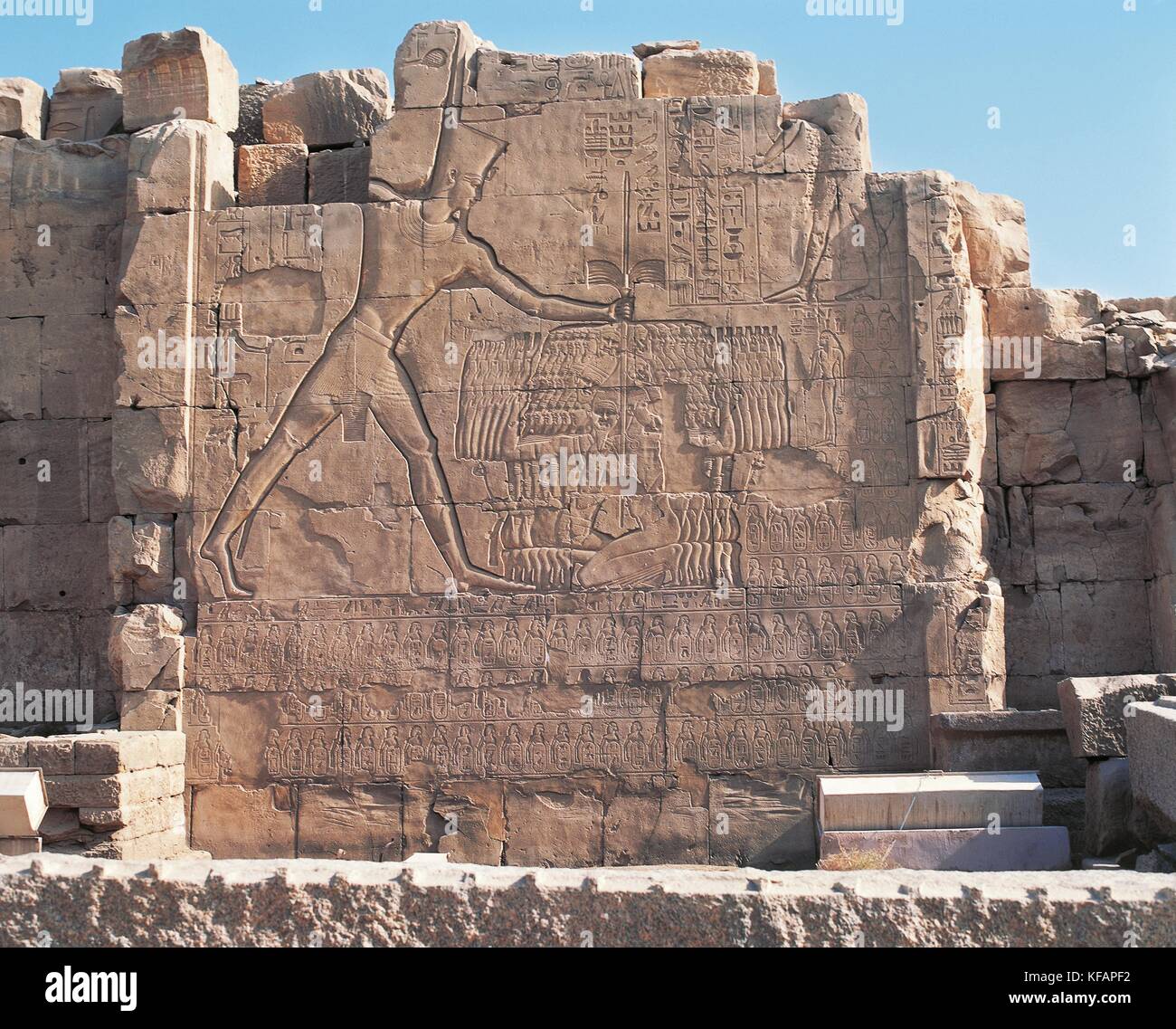 Egypt, Ancient Thebes (UNESCO World Heritage List, 1979). Karnak. Great Temple of Amon, Seventh pylon, relief of Thutmes III imprisoning the Hittites (1490-1436 b.C.) Stock Photo